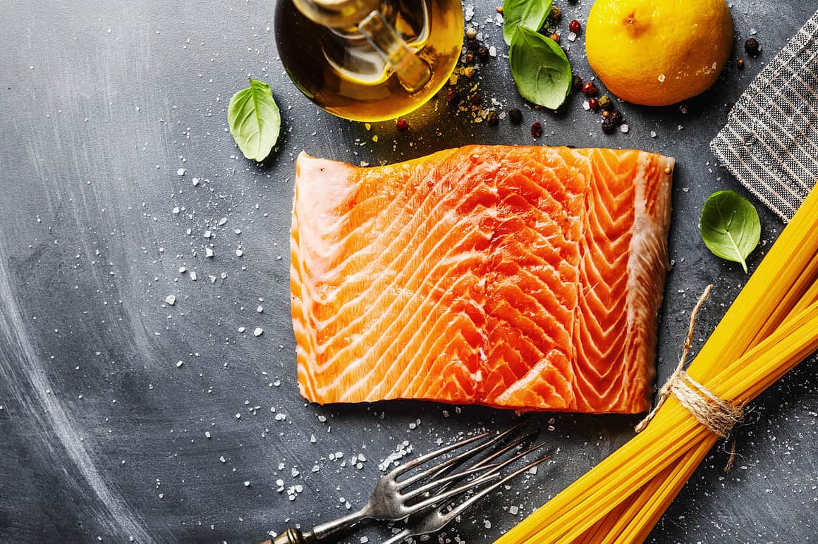 Inclua salmão na sua dieta regular e elimine ou reduza o problema da excessiva queda de cabelo.