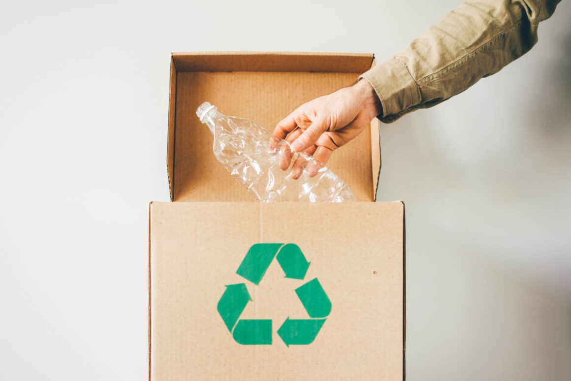 Throw Plastic Bottle Into The Recycling Box 2021 08 28 15 07 04 Utc &Ndash; Como Descartar O Lixo De Maneira Correta