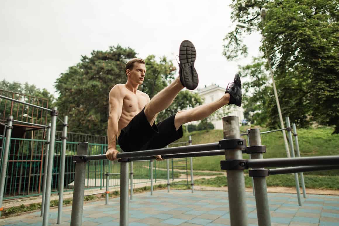 Exercícios físicos: benefícios para o corpo e a mente que você ainda não sabia – well built muscular man doing a physical exercise 2022 06 06 21 32 15 utc