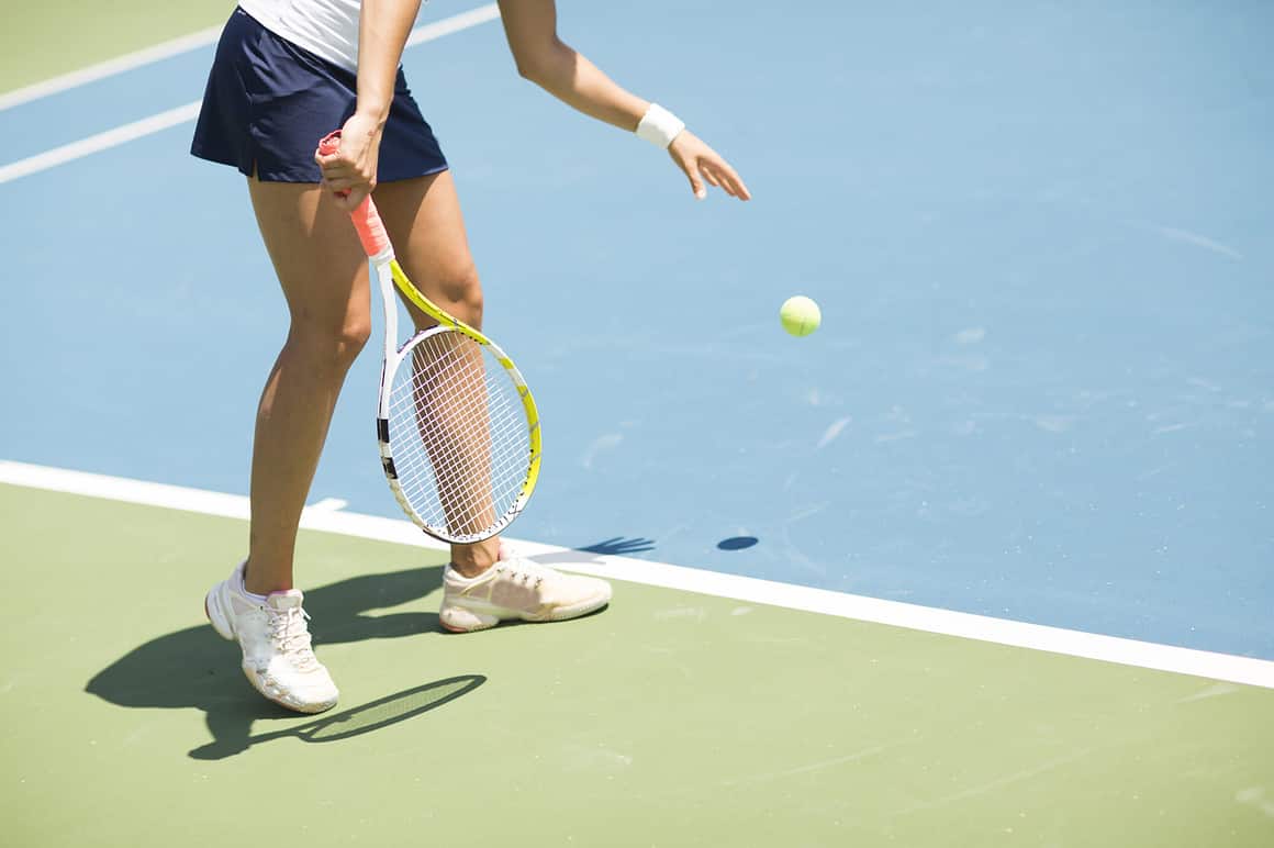 Onde jogar e ter aulas de tênis na Barra da Tijuca – young woman playing tennis 2022 04 26 03 40 01 utc