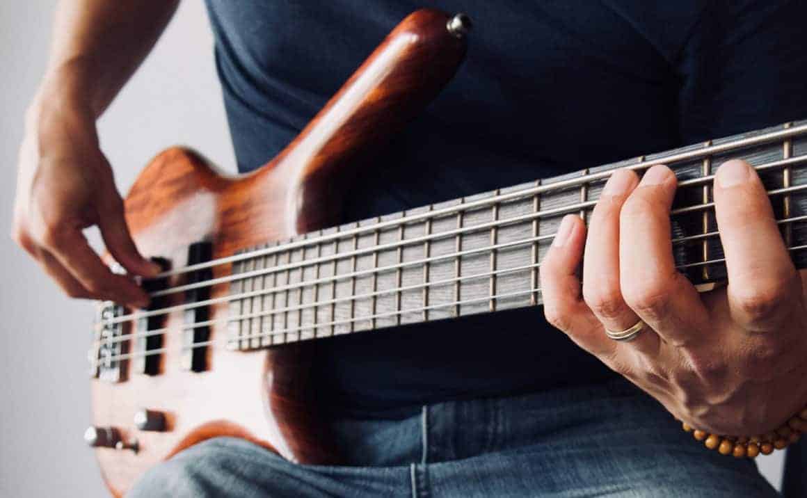 Aprender a tocar baixo: Aula de Música