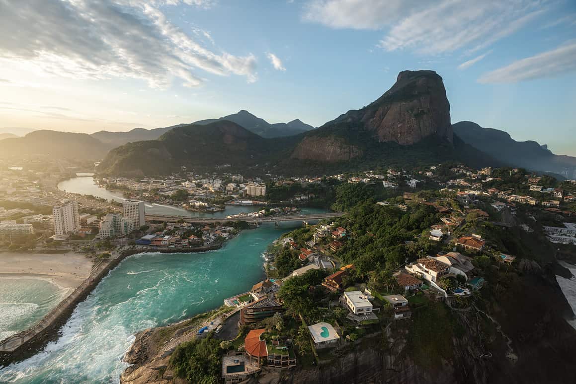 A Barra a Tijuca é o melhor bairro do Rio de Janeiro. Vista aérea do Morro do Joá e Pedra da Gávea.