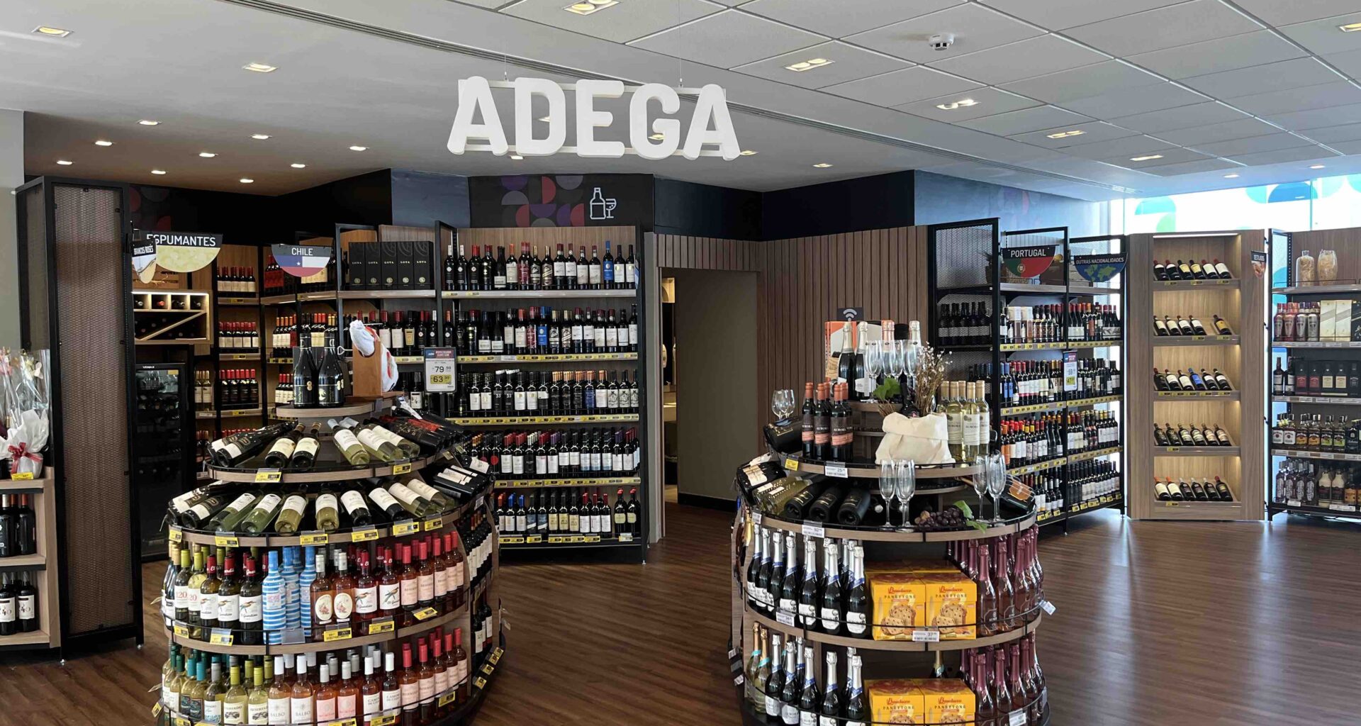A loja de vinhos da Adega no Aeroporto de Sydney é um destino conveniente para viajantes que procuram comprar vinhos de alta qualidade antes do voo. Com uma vasta selecção de vinhos locais e internacionais, a Adega oferece