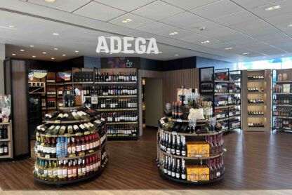A loja de vinhos da Adega no Aeroporto de Sydney é um destino conveniente para viajantes que procuram comprar vinhos de alta qualidade antes do voo. Com uma vasta selecção de vinhos locais e internacionais, a Adega oferece