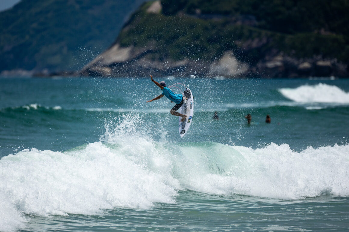 Guilherme Lemos pega onda na Praia da Macumba durante o ISA World Junior Surfing Championship 2023.