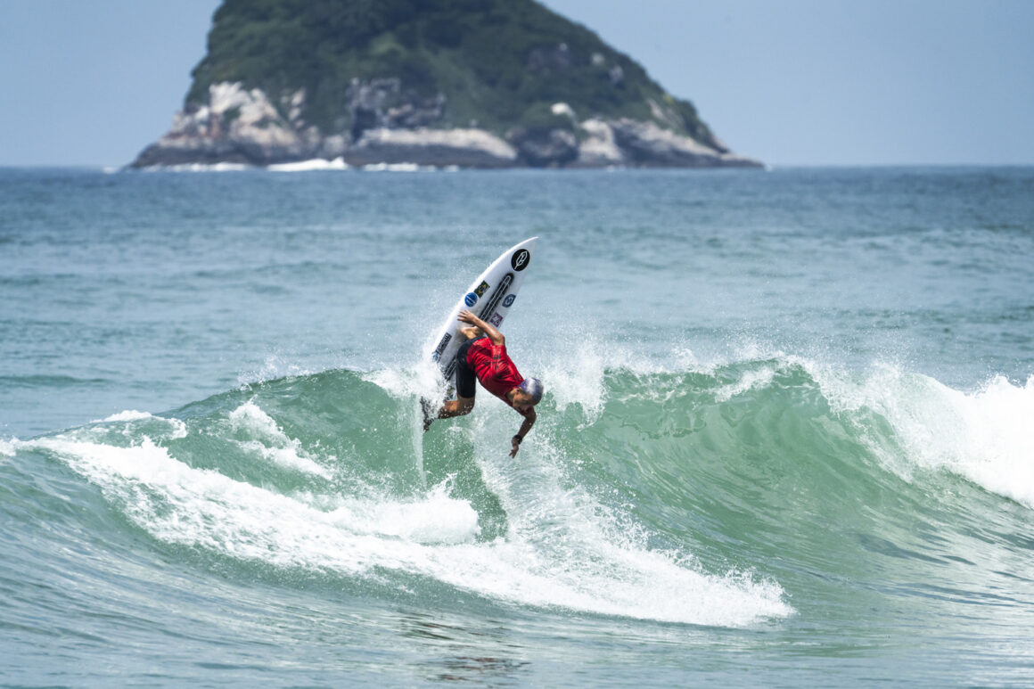 Surfista pega onda na Praia da Macumba durante o ISA World Junior Surfing Championship 2023.