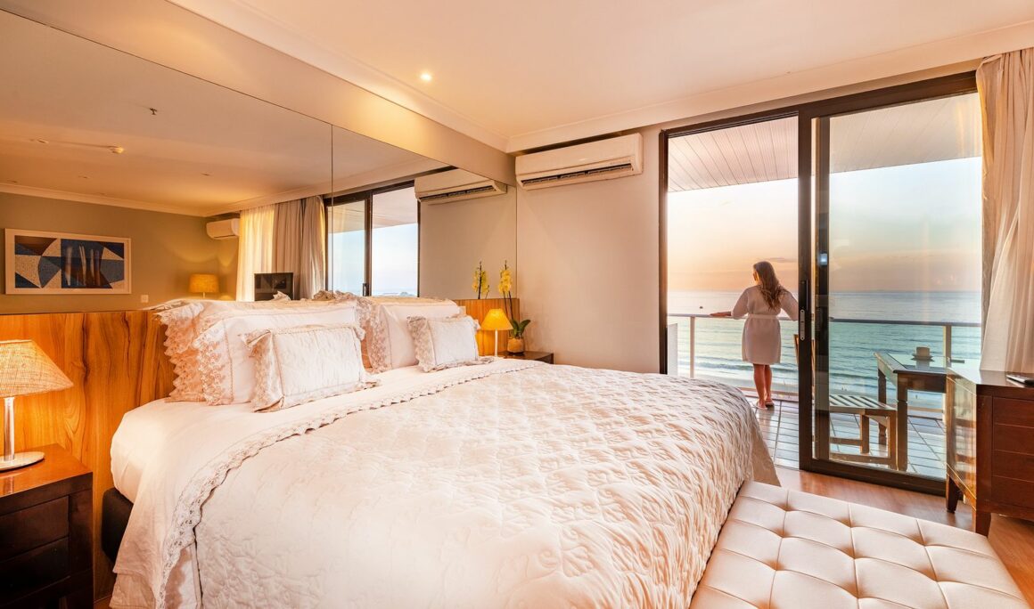 Um quarto com varanda com vista para o mar numa propriedade do Pestana Hotel Group.