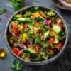Confira uma receita fácil de salada de quinoa com legumes – salada mediterranea com quinoa 2